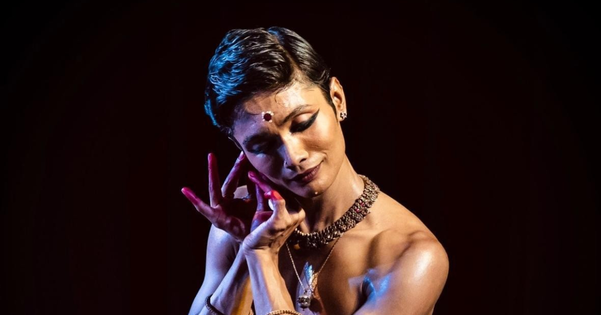 Danser Pritam Das in Bharatanatyam-kostuum tijdens een solovoorstelling op het podium.