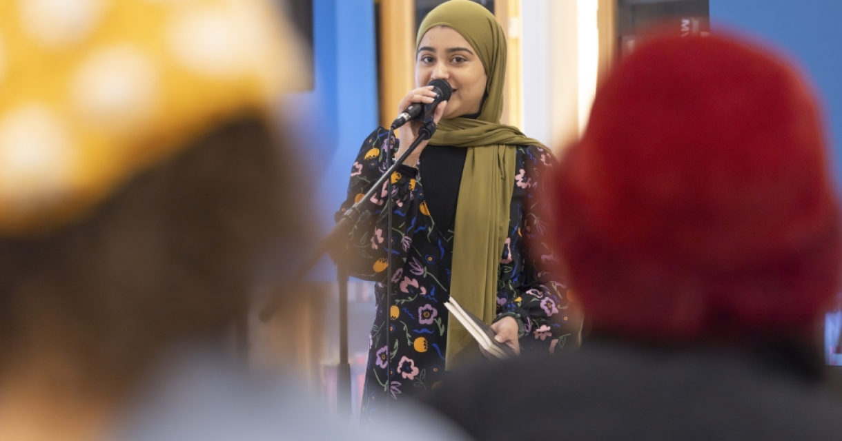 Deelnemers luisteren tijdens een spoken word-sessie van The Living Poets