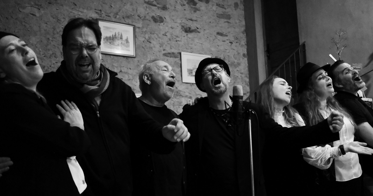 Ensemble Trio Cor Nuiten XL op het podium tijdens een voorstelling