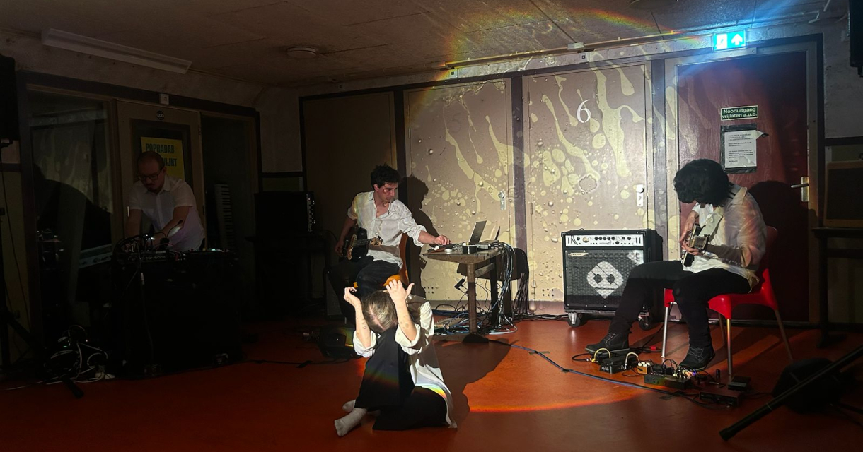 Ensemble Flowers/Ghosts&Echoes met dansers en live visuals op het podium van Grey Space in the Middle