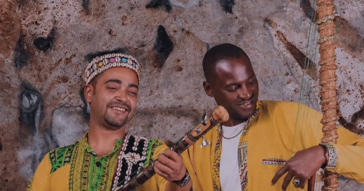 Khalil Mounji en Mbemba Diabaté op het podium met guembri en kora