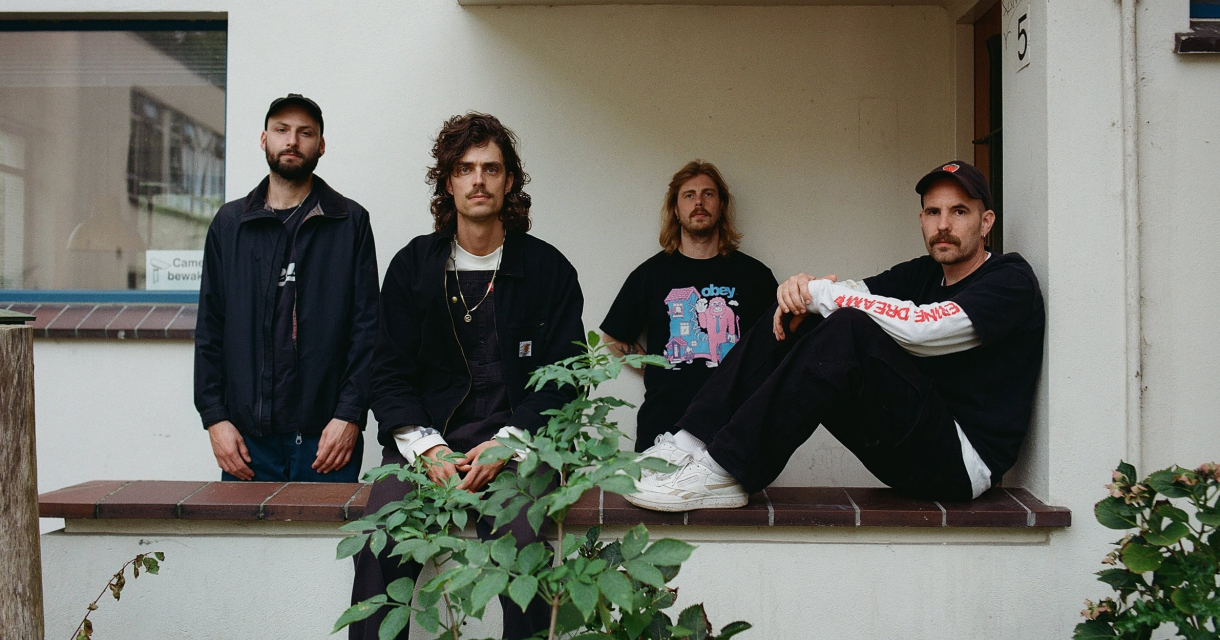 Indierockband Elephant op het podium tijdens een liveoptreden