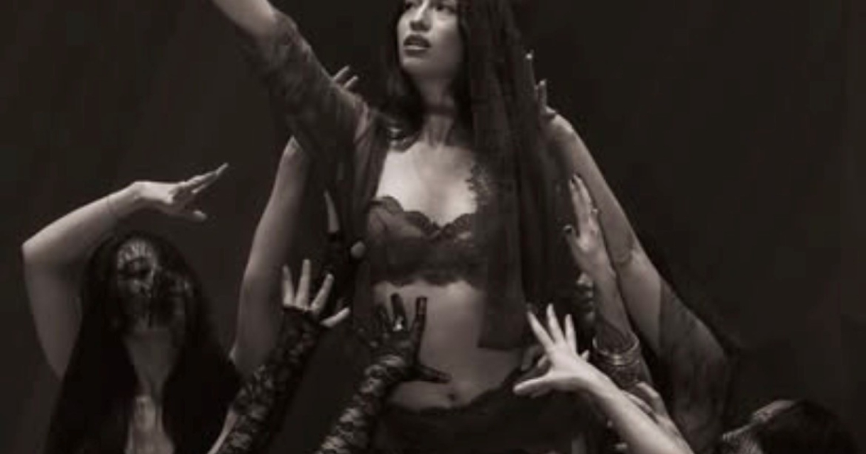 Performers van DollDynasty op het podium tijdens de dansshow Heavenly Sins