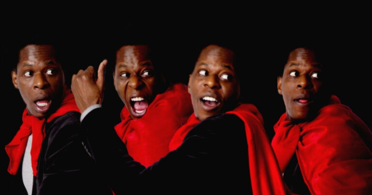 Glodi Lugungu op het podium tijdens zijn theatervoorstelling
