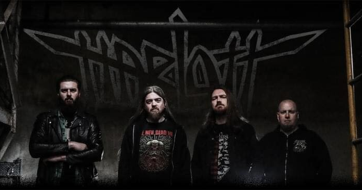 Harlott live op het podium tijdens een thrash metalconcert