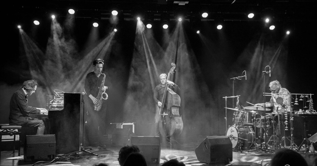 Saxofonist Yuri Honing speelt met zijn kwartet op het podium tijdens een jazzconcert