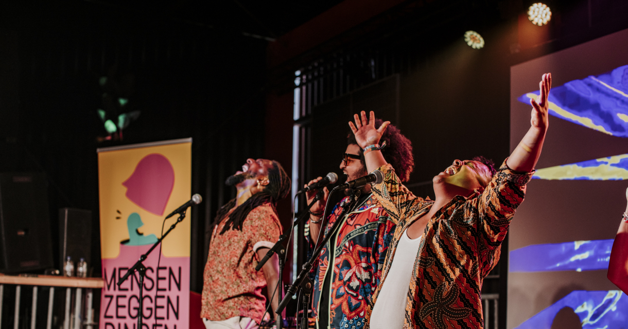 Performer op het podium tijdens een avond van Mensen Zeggen Dingen