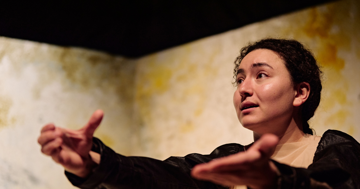 Hajar Fargan op het podium tijdens een solotheatervoorstelling