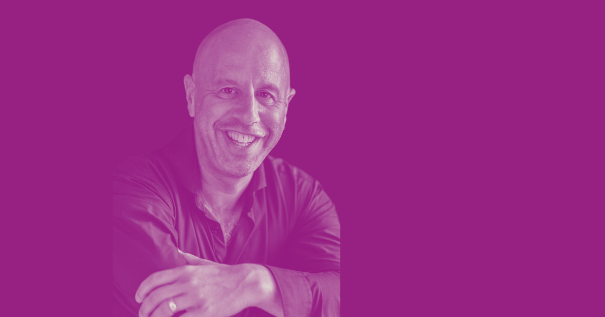 Filosoof Yoram Stein spreekt het publiek toe tijdens een lezing