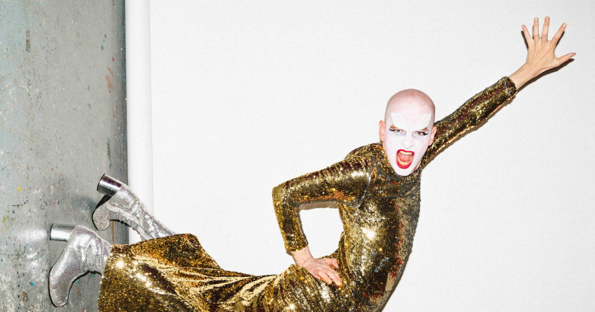 Sytze Bouma in drag kostuum op het podium tijdens Drag Me to RoXY