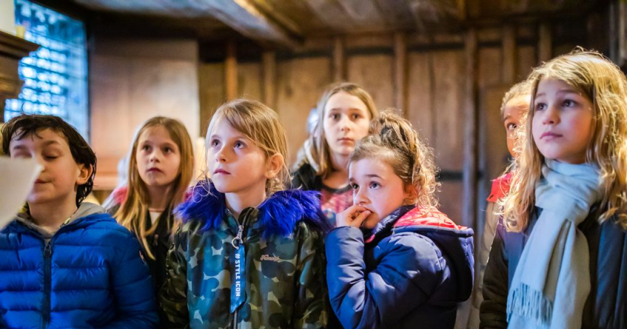 Gids vertelt verhalen in de historische gangen van Museum de Gevangenpoort in Den Haag