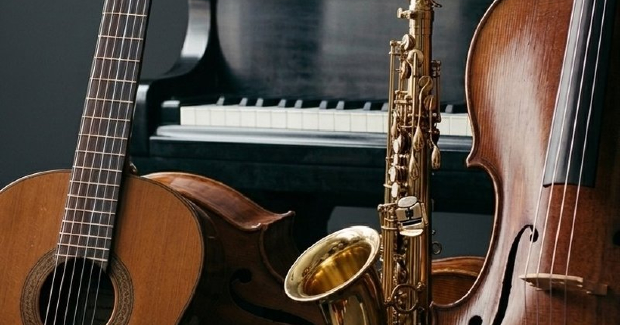 Two musicians performing during a lunch concert at Theater Ludens in The Hague
