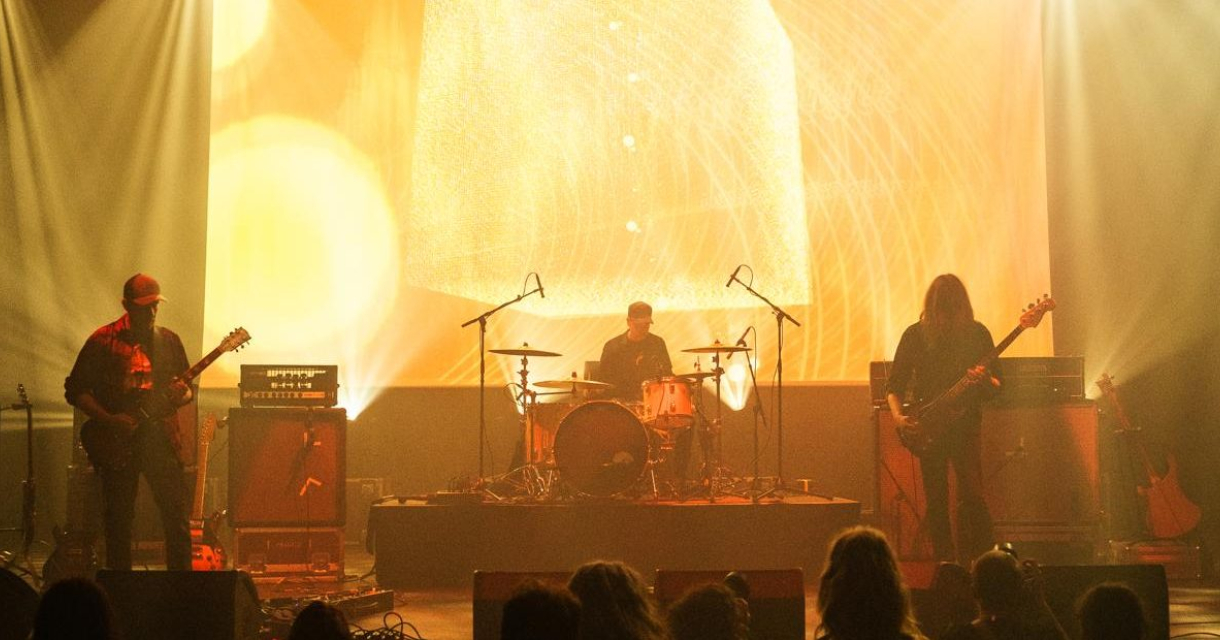 Mantra Machine op het podium tijdens een psychedelic rockconcert