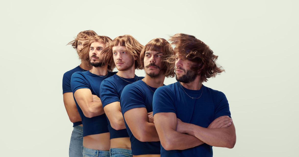 Meerdere overlappende beelden van een man met baard en blauwe shirt die in verschillende richtingen kijkt tegen lichte achtergrond. Meerdere overlappende beelden van een man met baard en blauwe shirt die in verschillende richtingen kijkt tegen lichte achtergrond.