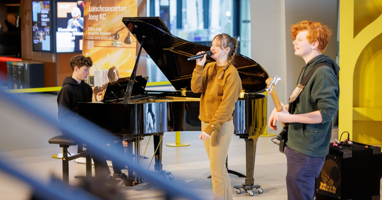 Jonge muzikanten treden op met zang, piano en basgitaar