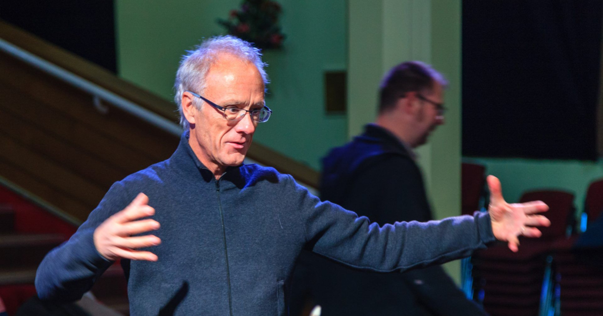De Zwitserse componist Jürg Frey in den dirigerende positie De Zwitserse componist Jürg Frey in den dirigerende positie