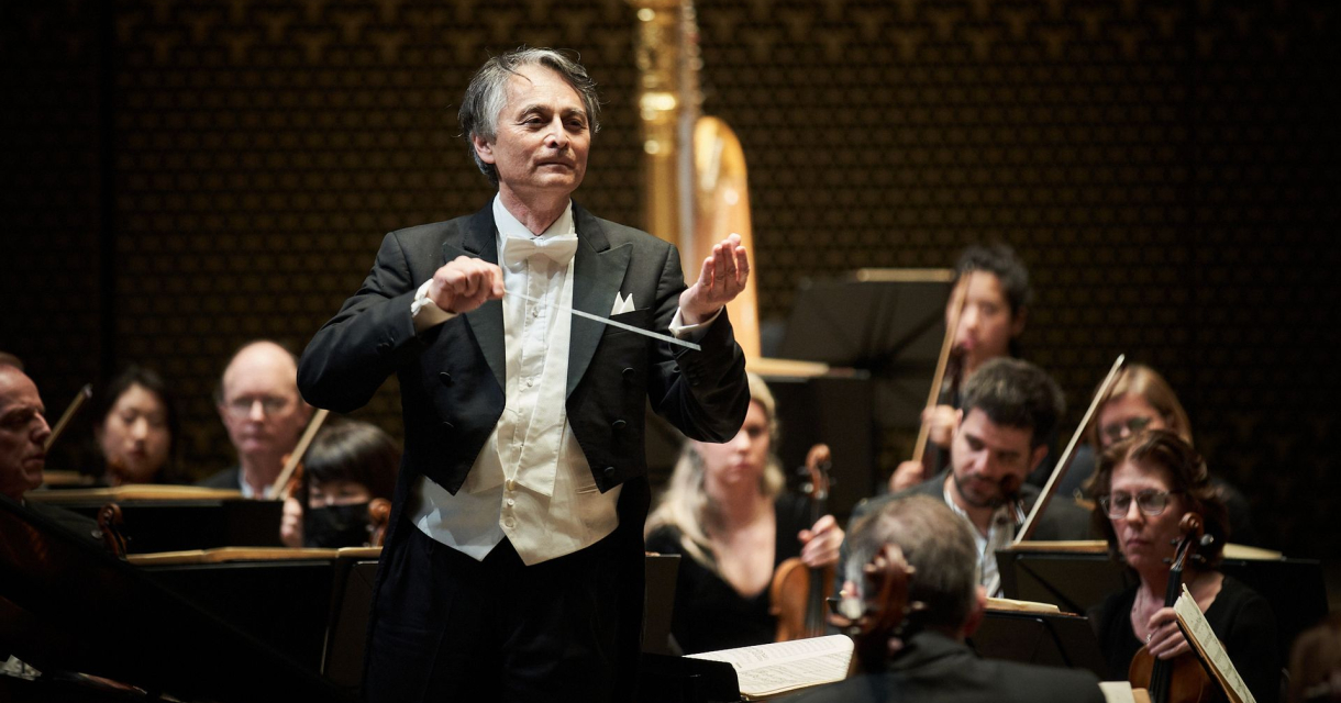 Chef-dirigent Jun Märkl staat voor het Residentie Orkest. Chef-dirigent Jun Märkl staat voor het Residentie Orkest.