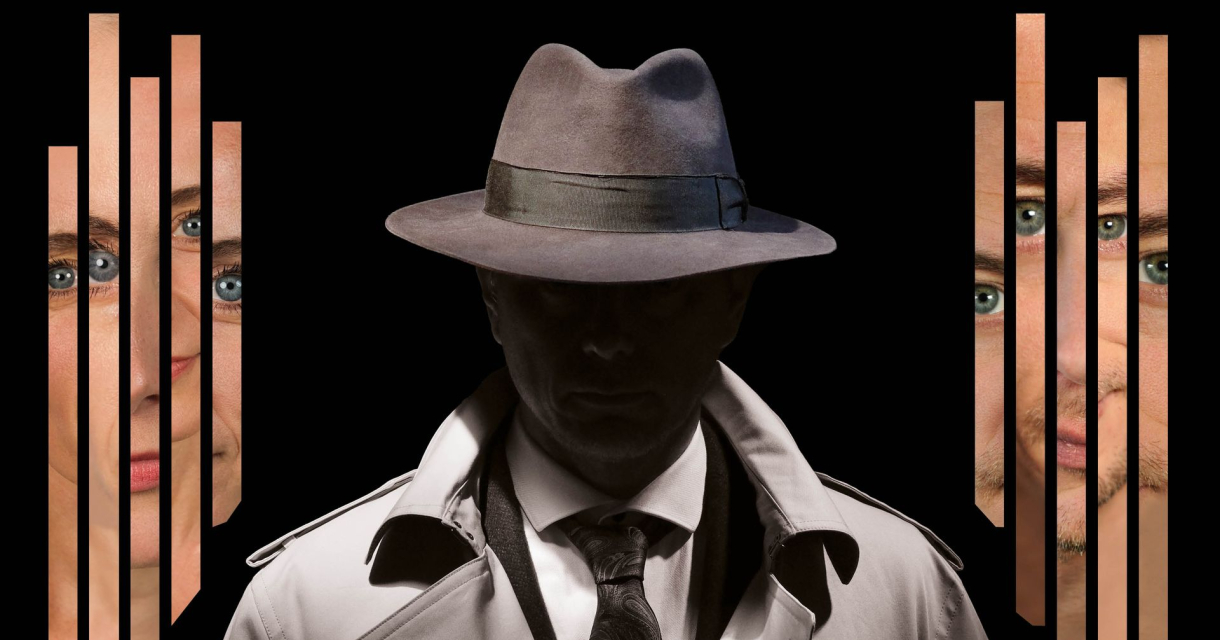 Man in trenchcoat en hoed met schaduw over zijn gezicht, omringd door fragmenten van gezichten tussen verticale stroken Man in trenchcoat en hoed met schaduw over zijn gezicht, omringd door fragmenten van gezichten tussen verticale stroken