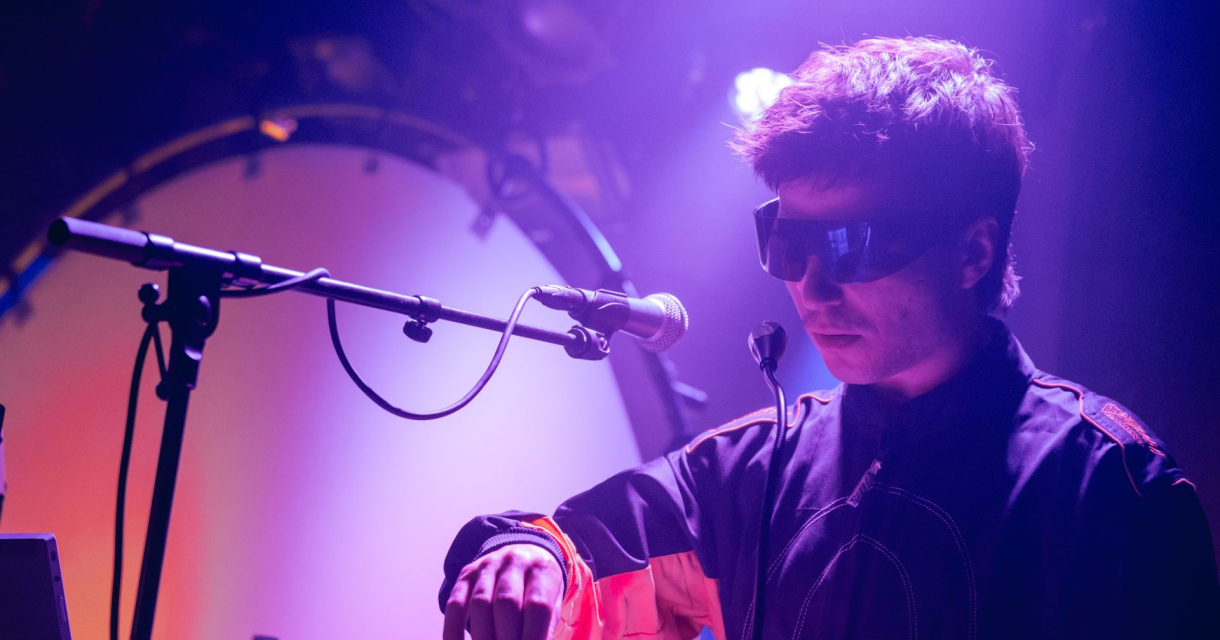 Artiest in futuristische outfit bij microfoon Artiest in futuristische outfit bij microfoon