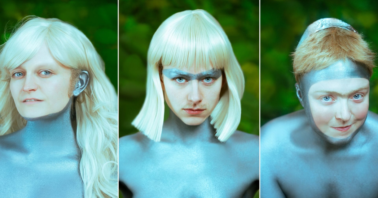 Drieluik van drie personen met metallic zilver geschminkte huid, futuristische pruiken en accessoires, poserend tegen een groene achtergrond. Drieluik van drie personen met metallic zilver geschminkte huid, futuristische pruiken en accessoires, poserend tegen een groene achtergrond.