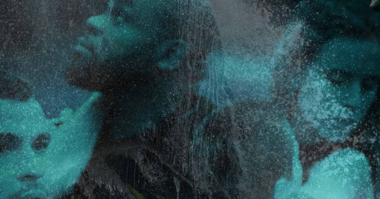 Drie mensen kijken ernstig in verschillende richtingen, bedekt met een blauwe nevel of mist. Drie mensen kijken ernstig in verschillende richtingen, bedekt met een blauwe nevel of mist.