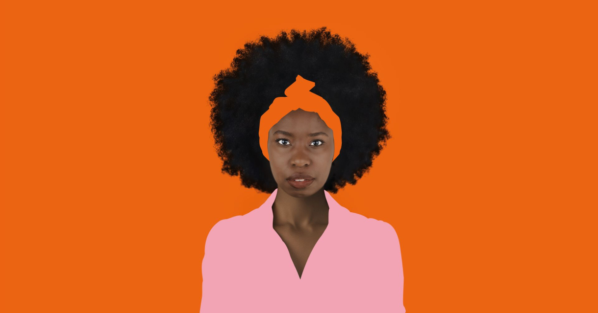 Vrouw met afro, roze blouse en oranje achtergrond Vrouw met afro, roze blouse en oranje achtergrond