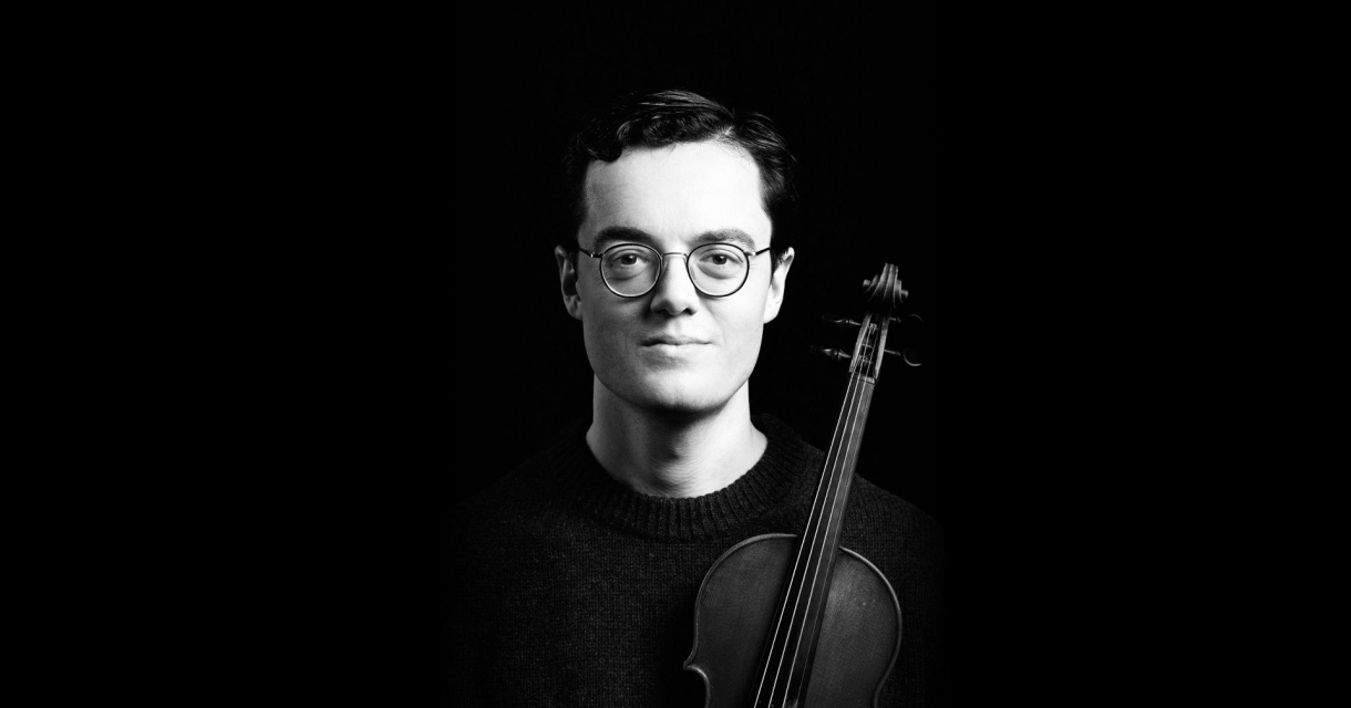 Zwart wit portret van een violist Zwart wit portret van een violist