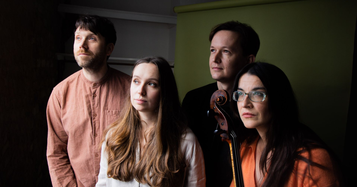 4 personen die allemaal naar rechts kijken 