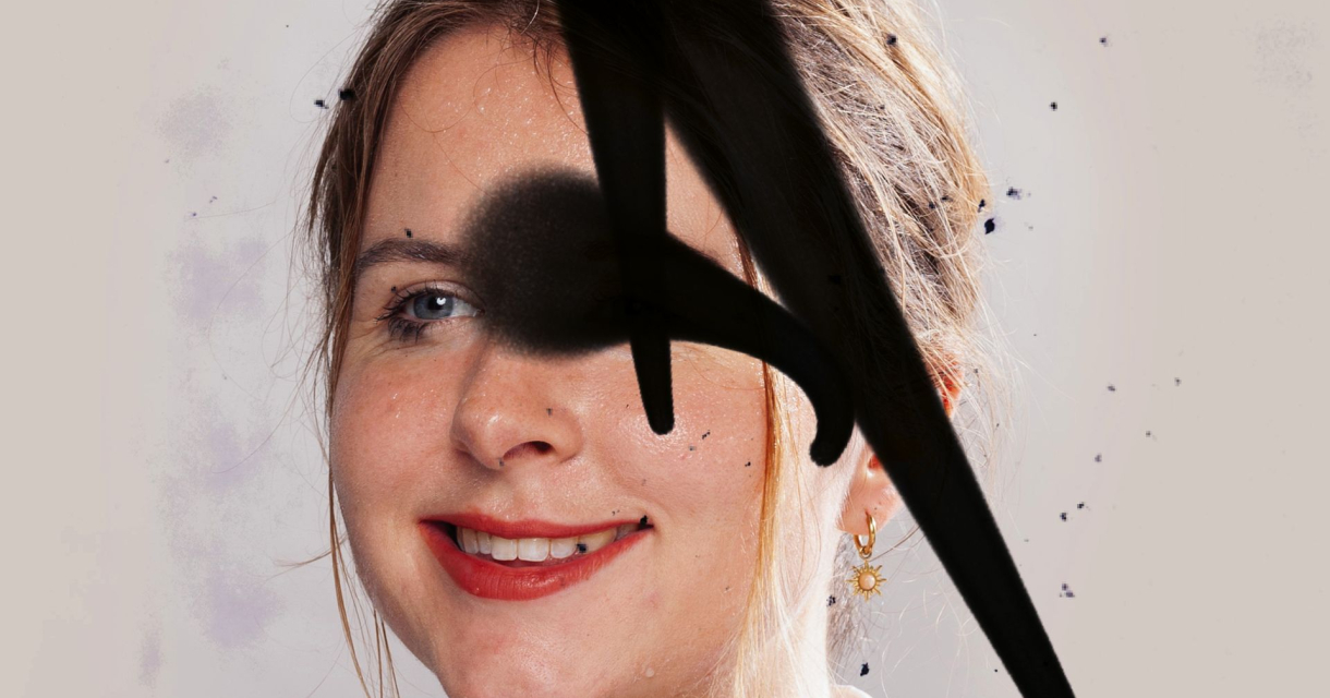 Vrouw met sticker 'Coalitie vormen?' en zwarte vlek (c) Lisa Schamlé en Nick Mattan Vrouw met sticker 'Coalitie vormen?' en zwarte vlek (c) Lisa Schamlé en Nick Mattan