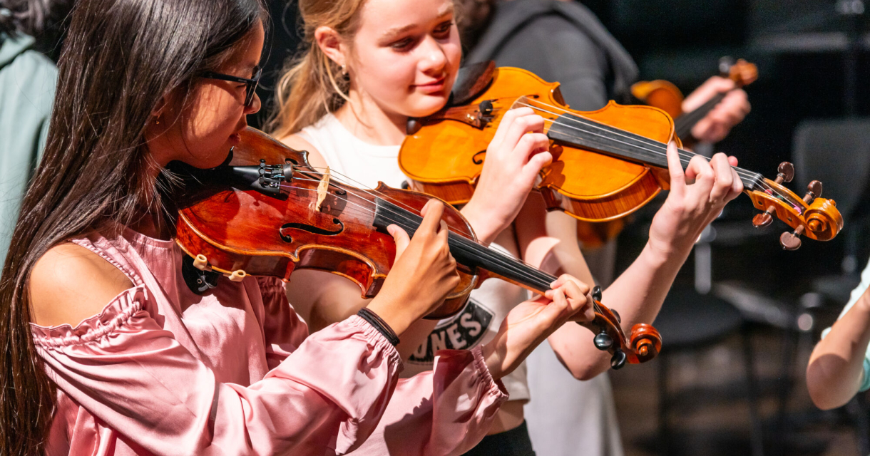 2 kinderen spelen een muziekinstrument 