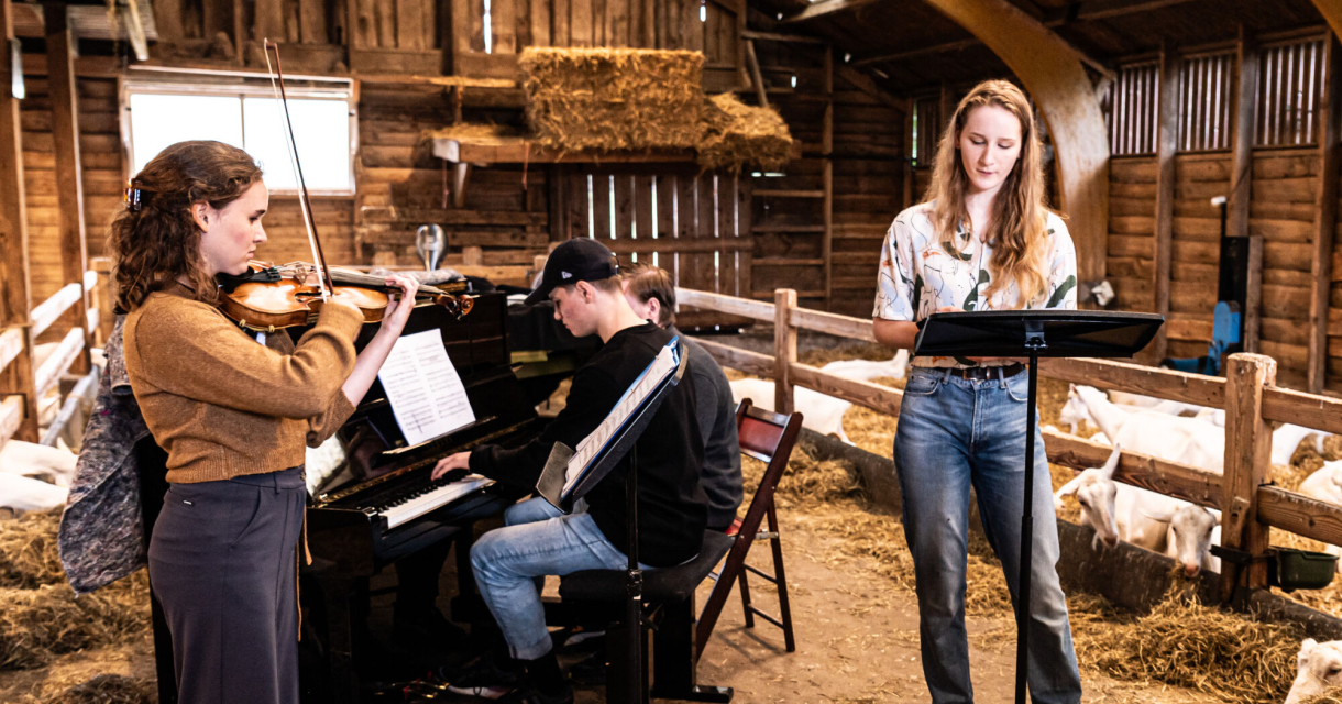 Muzikanten spelen in een stal met dieren bij Boerderij 't Geertje (foto: Alex Schröder) Muzikanten spelen in een stal met dieren bij Boerderij 't Geertje (foto: Alex Schröder)
