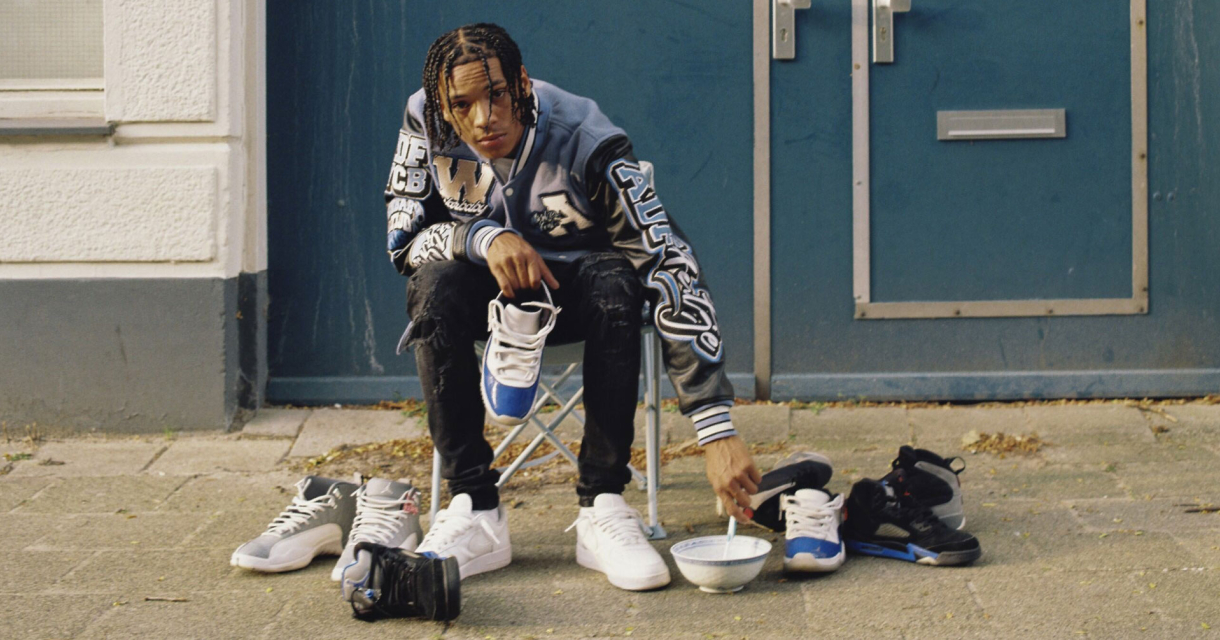 Rapper ADF Antje met sneakers op straatstoel