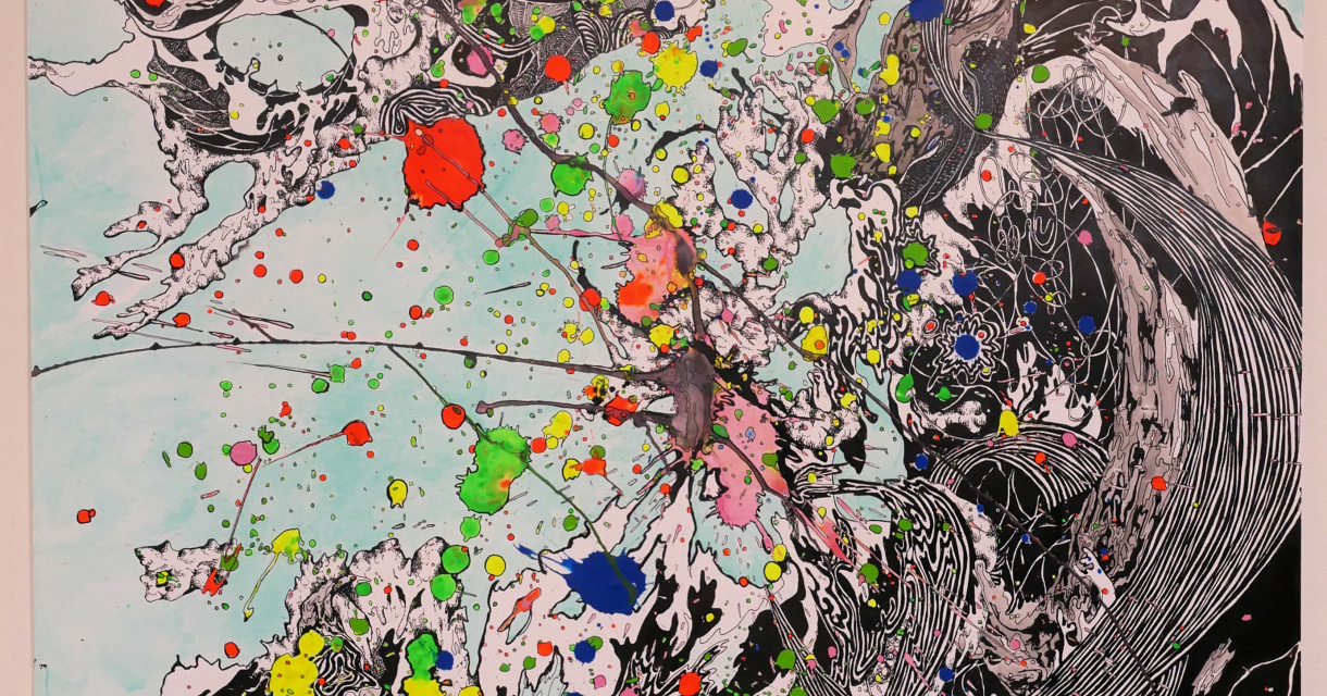 Abstract kunstwerk met dynamische zwarte lijnen en kleurrijke verfspetters op een lichtblauwe achtergrond, die samen een explosieve, energieke compositie vormen. Abstract kunstwerk met dynamische zwarte lijnen en kleurrijke verfspetters op een lichtblauwe achtergrond, die samen een explosieve, energieke compositie vormen.