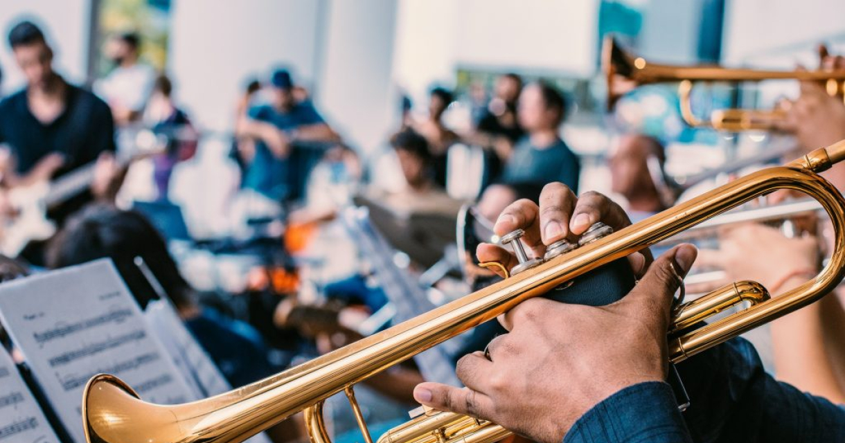 Trompettist speelt live jazz tussen bladmuziek