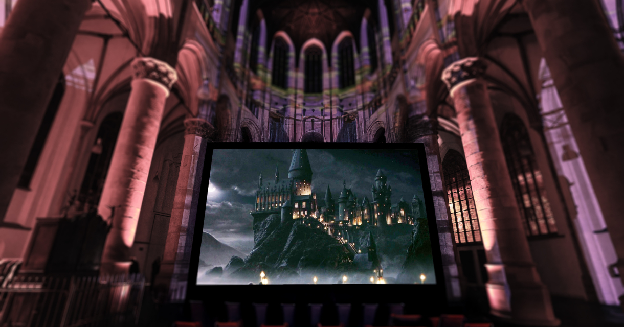 Groot filmscherm in Grote kerk Den Haag