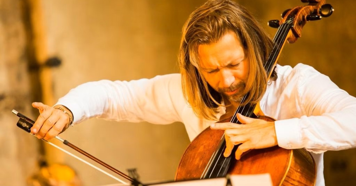 David Cohen speelt geconcentreerd op houten cello.
