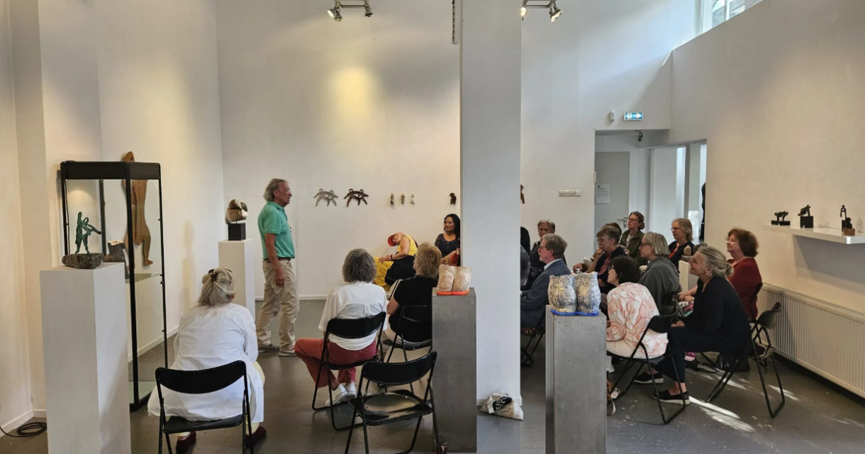Paul de Mol in gesprek met het publiek tussen sculpturen Paul de Mol in gesprek met het publiek tussen sculpturen