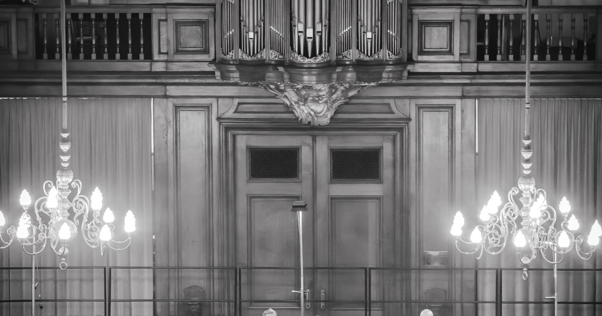 Een sfeervolle zwart wit foto van een koor dat aan het zingen is in de Marantha Kerk in Den Haag Een sfeervolle zwart wit foto van een koor dat aan het zingen is in de Marantha Kerk in Den Haag