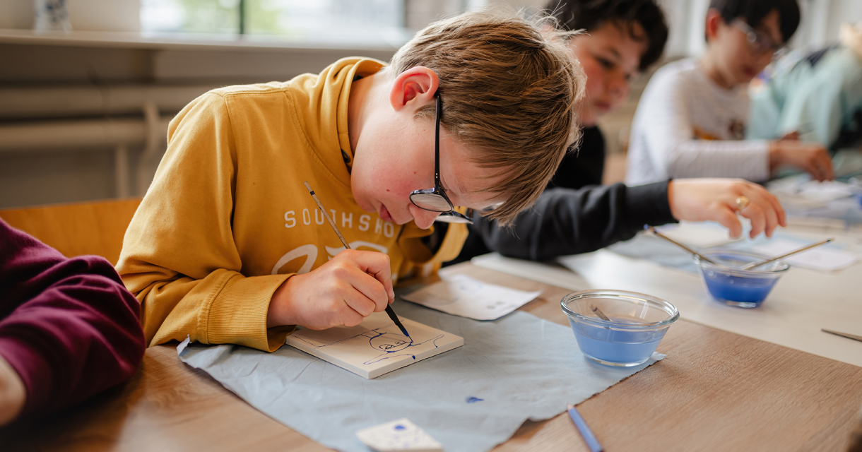 Kind schildert Delfts Blauwe tegel bij atelier Kind schildert Delfts Blauwe tegel bij atelier