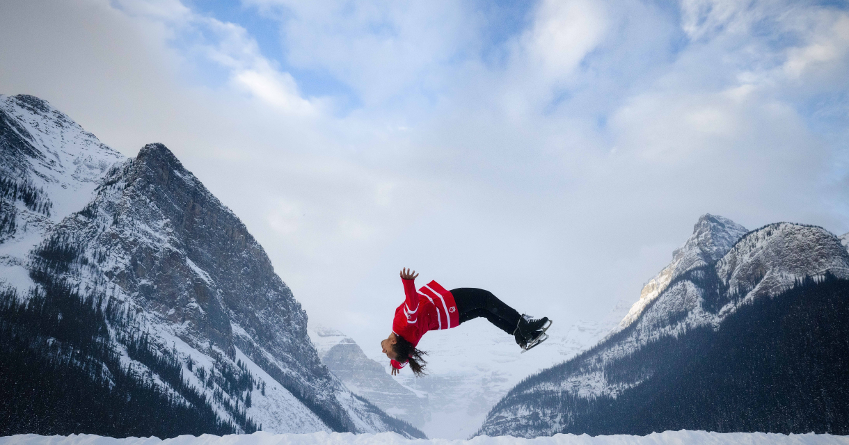Snowboarder maakt een spectaculaire backflip in een besneeuwd berglandschap.Cpaul_zizka Snowboarder maakt een spectaculaire backflip in een besneeuwd berglandschap.Cpaul_zizka