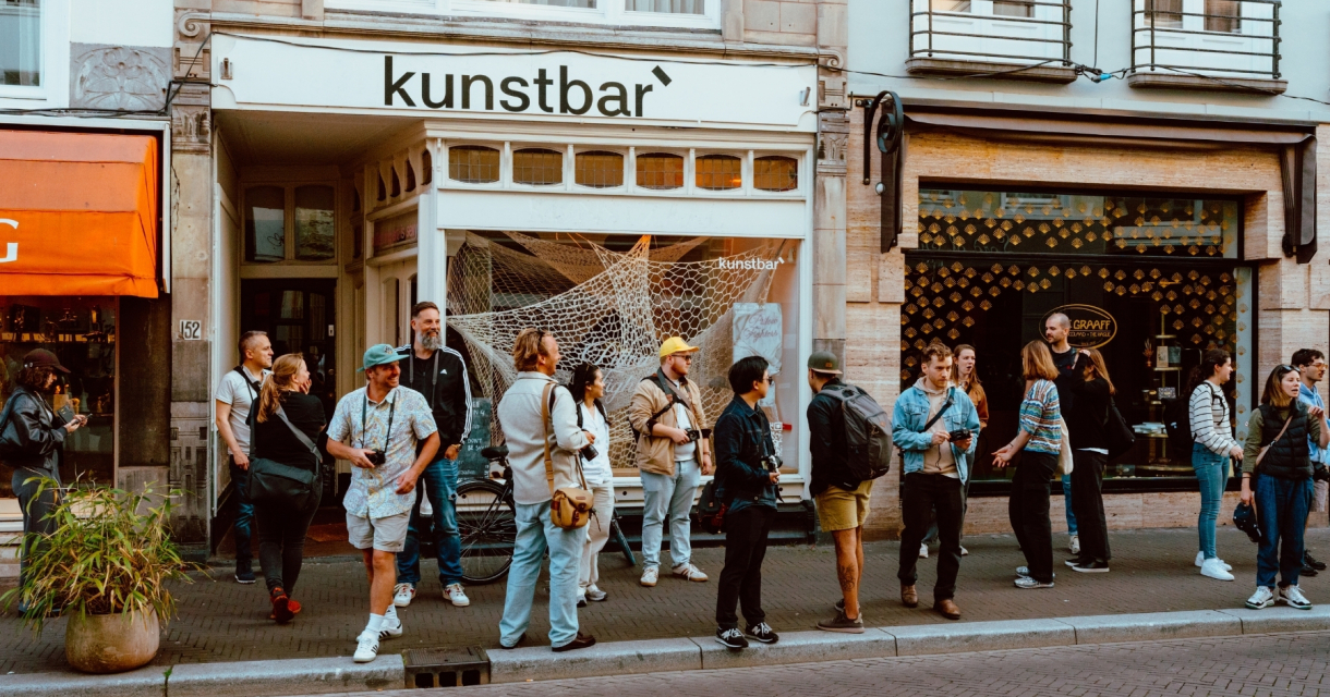 Bezoekers voor kunstbar tijdens expositieavond