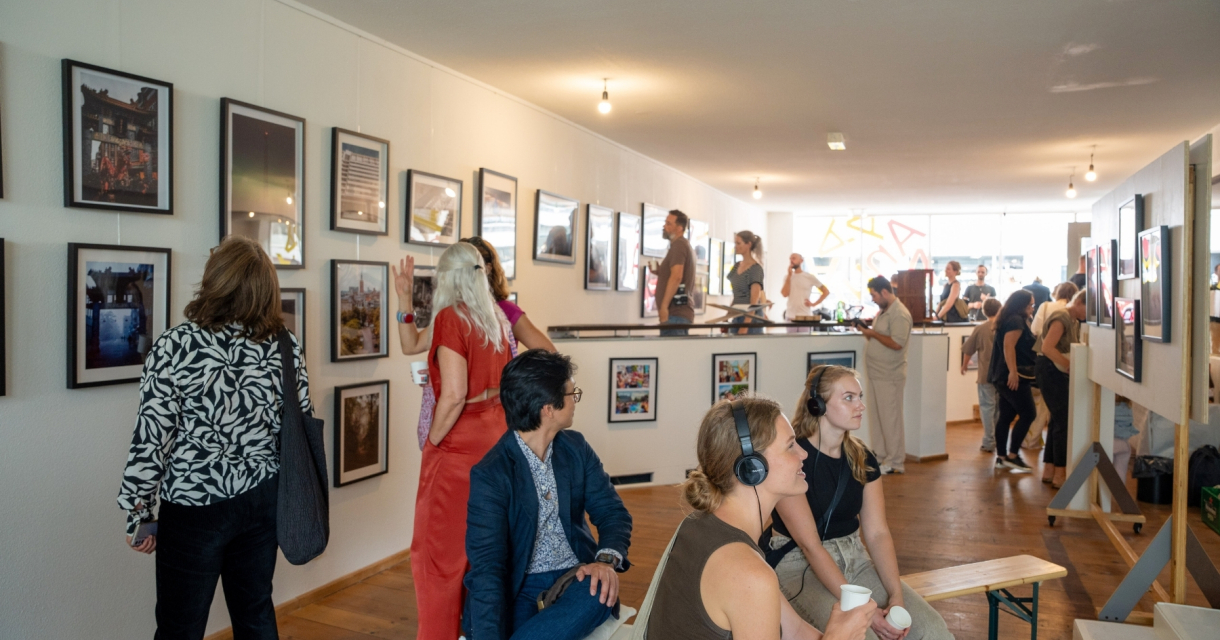 Bezoekers bekijken kunst bij We Make The Hague