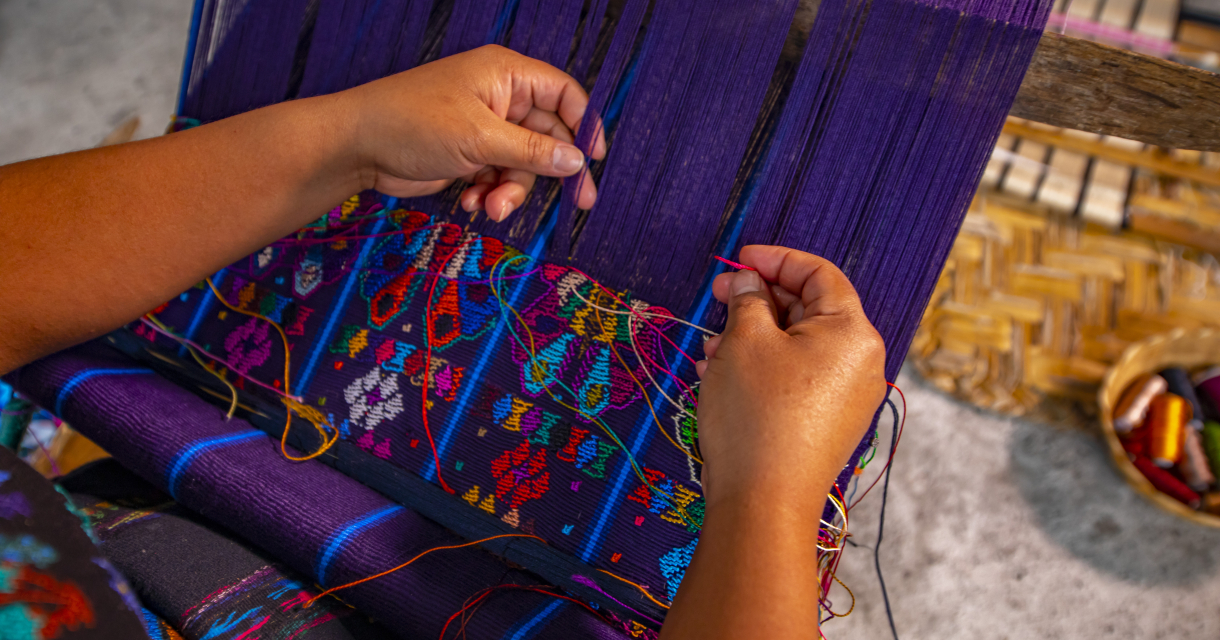 Maya-vrouw weeft kleurrijk textiel op weefgetouw Maya-vrouw weeft kleurrijk textiel op weefgetouw
