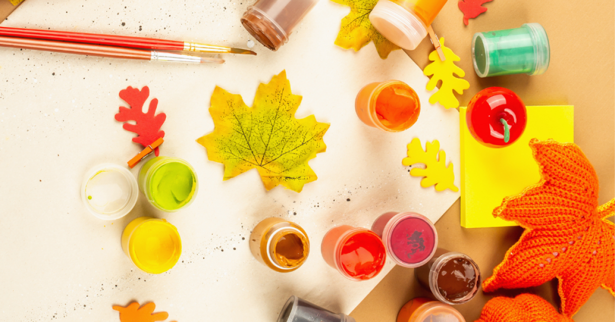 Herfstknutsel met verf, blaadjes en penselen Herfstknutsel met verf, blaadjes en penselen