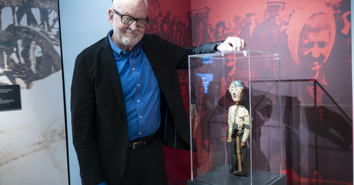 frank-oz-en-de-hitler-marionet-in-op-de-vlucht-voor-hitler.jpg frank-oz-en-de-hitler-marionet-in-op-de-vlucht-voor-hitler.jpg