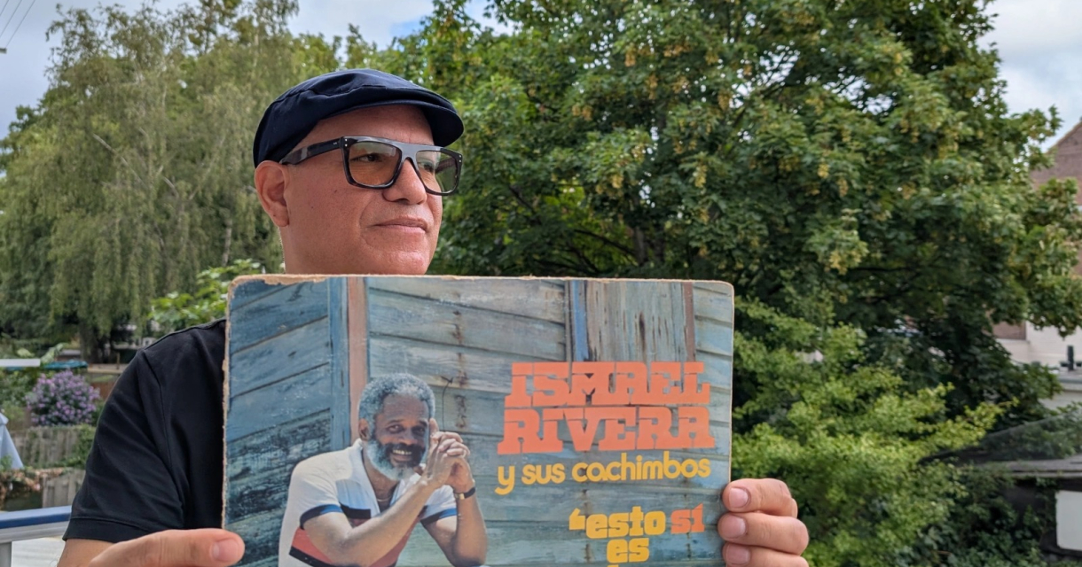 Man toont Ismael Rivera LP buiten op balkon