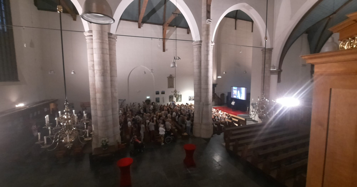 Donkere foto in de Kloosterkerk Den Haag