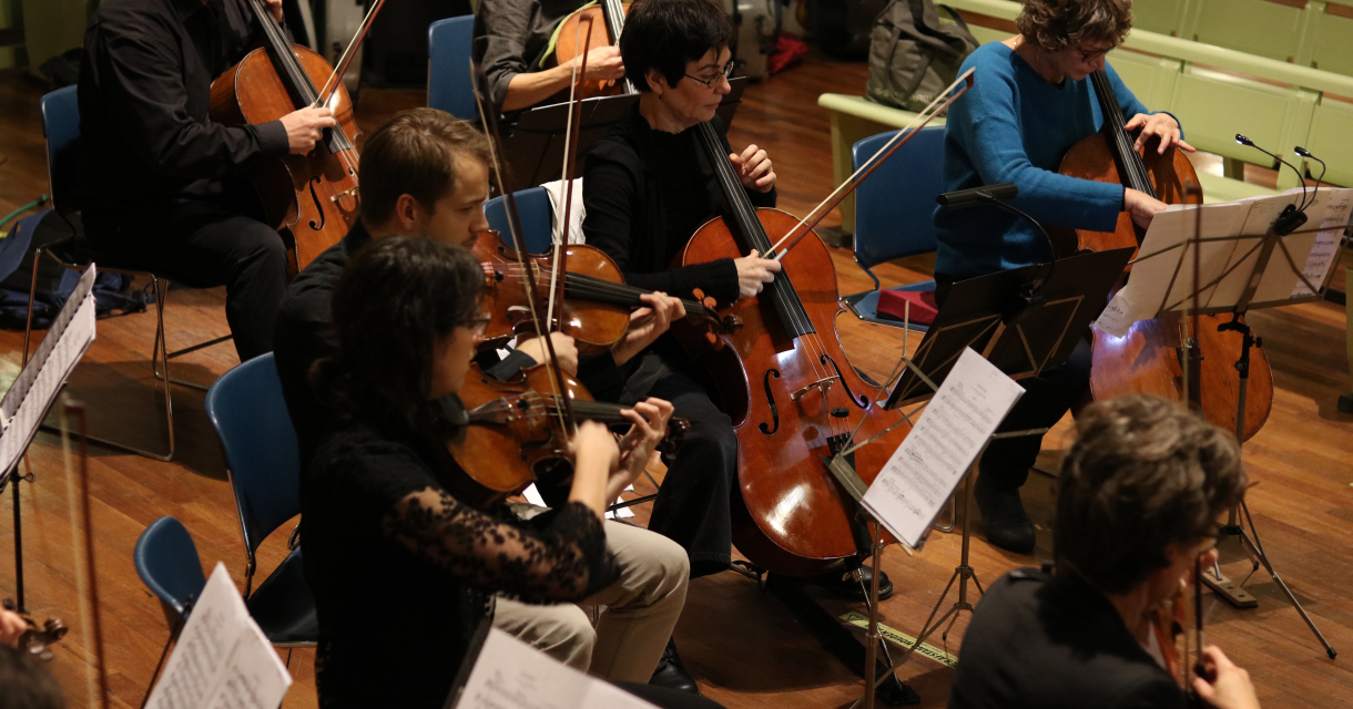 Leden van strijkorkest de Haagse Beek geven een concert op strijksinstrumenten