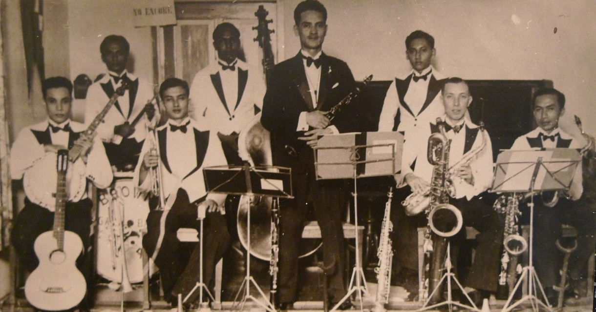 indische-jazz-band-brown-sugar-babie_bandleider-harry-braun-midden.jpg