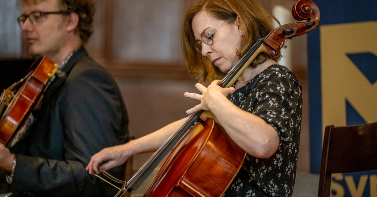 Miriam Kirby speelt cello tijdens concertoptreden Miriam Kirby speelt cello tijdens concertoptreden